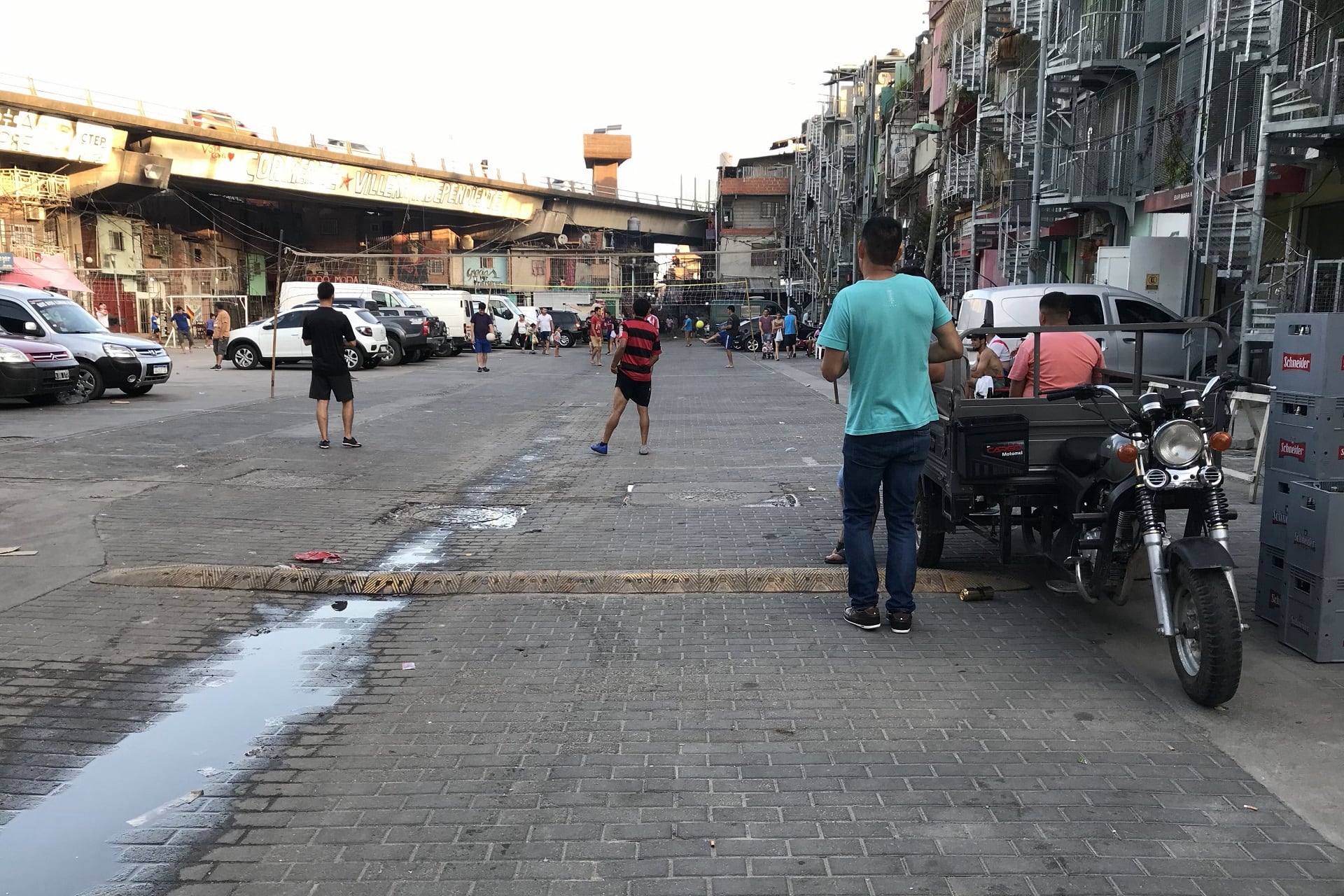 Debajo de la Autopista Illia, que divide la 31 de la 31bis, se construye, se estaciona, se vende, se juega y se arreglan problemas.