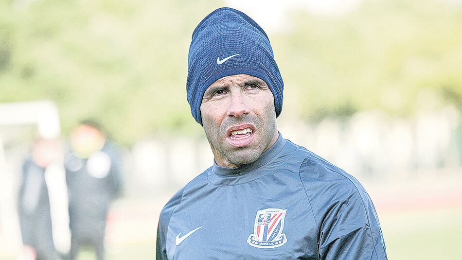 Tevez quiere que su hijo reciba cachetazos para que no doble la muñeca.