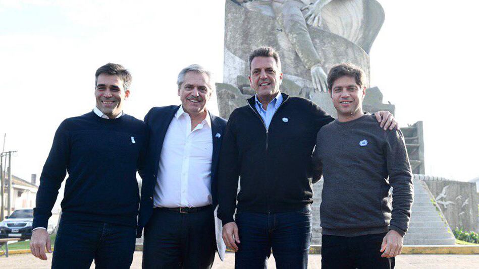 Facundo López, Alberto Fernández, Sergio Massa y Áxel Kicillof en el monumento a la Gesta de Malvinas de Necochea.