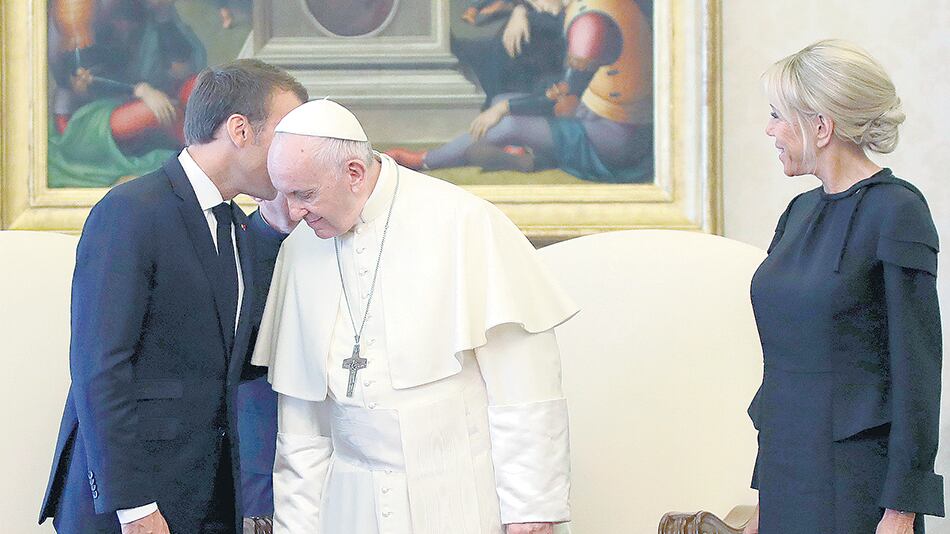 Macron estuvo acompañado por su esposa Brigitte en la visita a Francisco en el Vaticano.