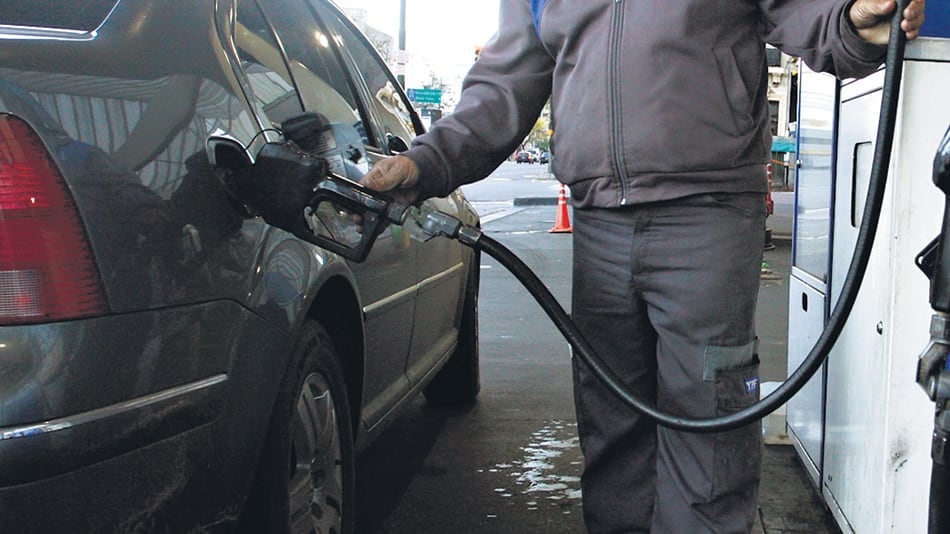 La diferencia de precio entre la Premium y la súper promedia los 7 pesos y desalienta el consumo de la primera.