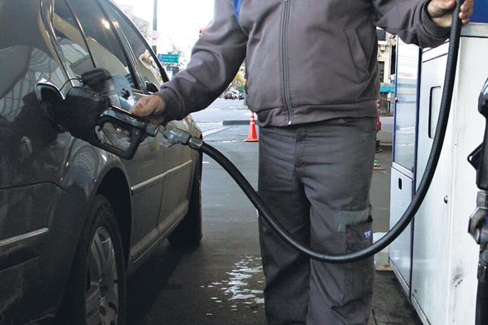 La diferencia de precio entre la Premium y la súper promedia los 7 pesos y desalienta el consumo de la primera.