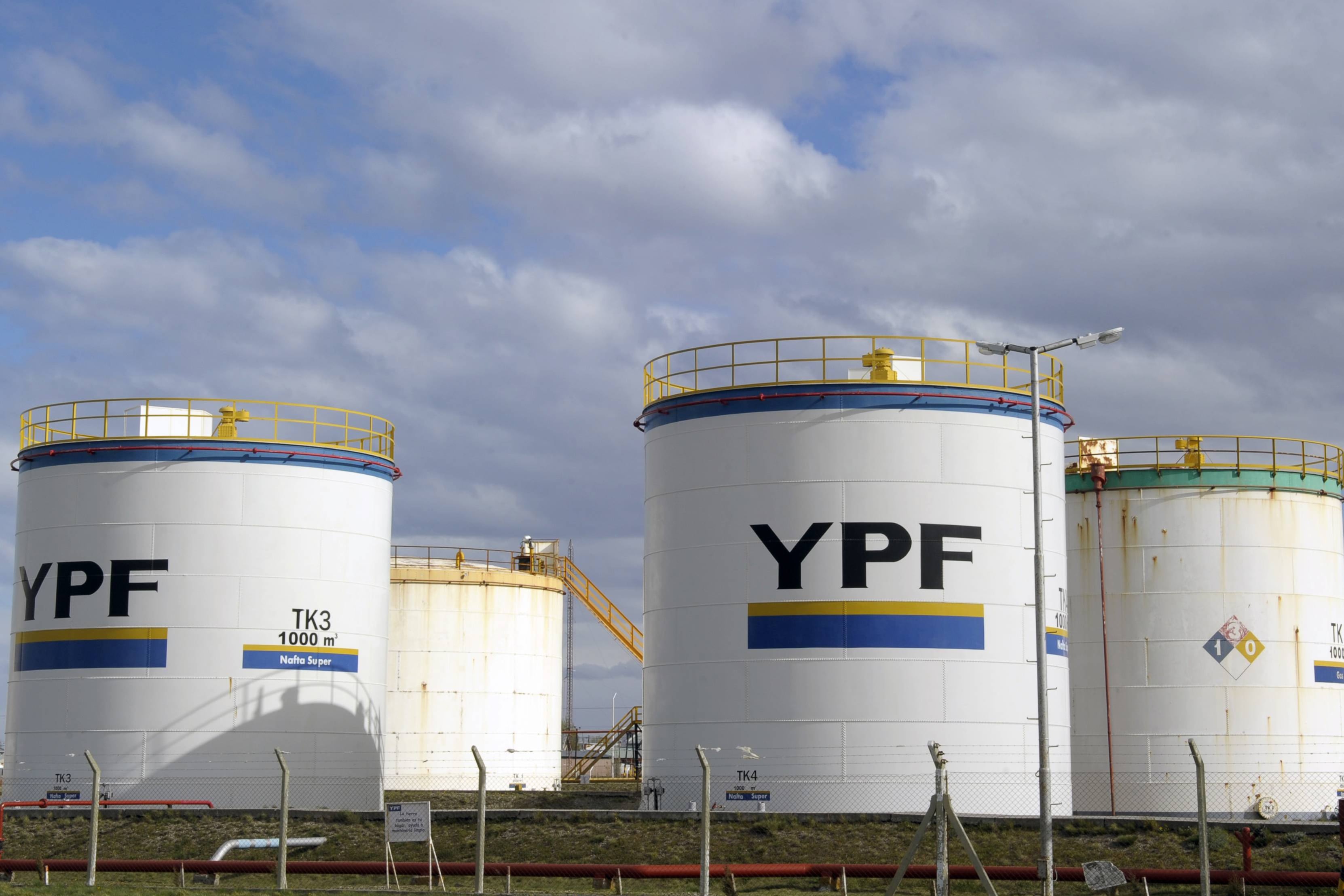 Las refinadoras sostienen que es menos procesar solomente el crudo.