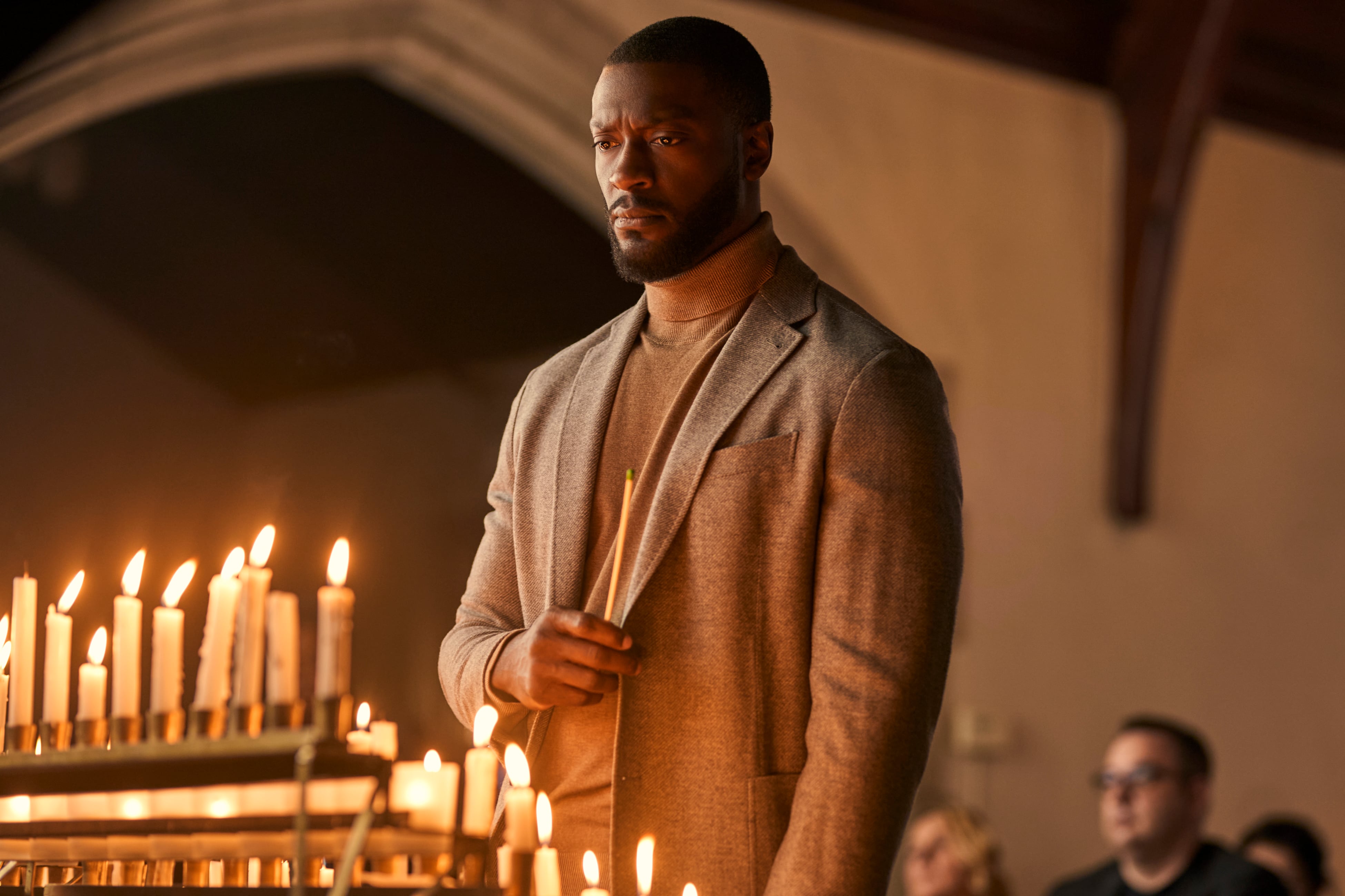 Aldis Hodge le da corporalidad e intelecto a un personaje antes interpretado por Morgan Freeman.