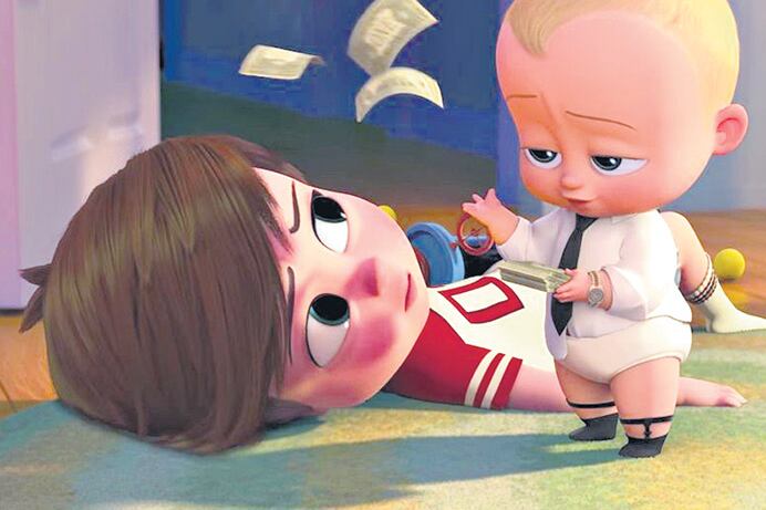 La comedia se permite una serie de citas de una cinefilia bien pop, que van desde Indiana Jones a Mary Poppins.