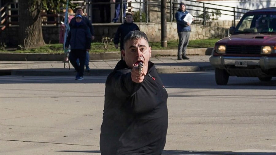 En San Martín de los Andes un hombre disparó contra vecinos, periodistas y empleados municipales. (Foto: Télam) 
