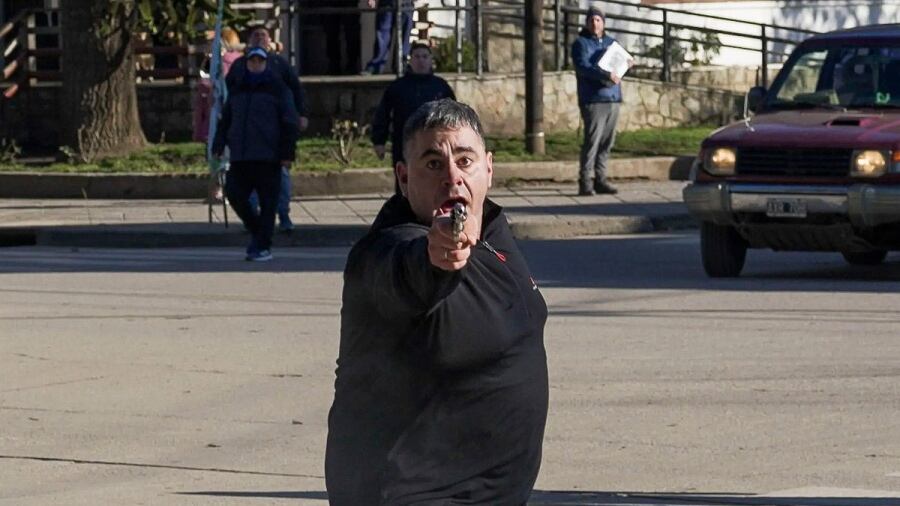 En San Martín de los Andes un hombre disparó contra vecinos, periodistas y empleados municipales. (Foto: Télam)