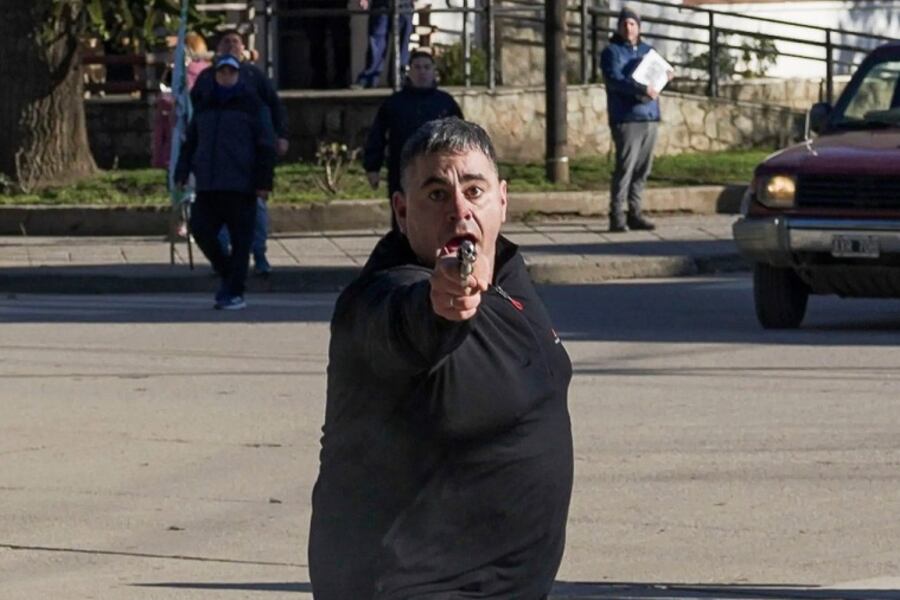 En San Martín de los Andes un hombre disparó contra vecinos, periodistas y empleados municipales. (Foto: Télam)