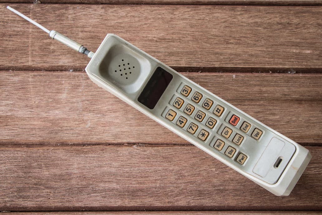 Los viejos celulares son muy buscados, justamemente por lo que no tienen