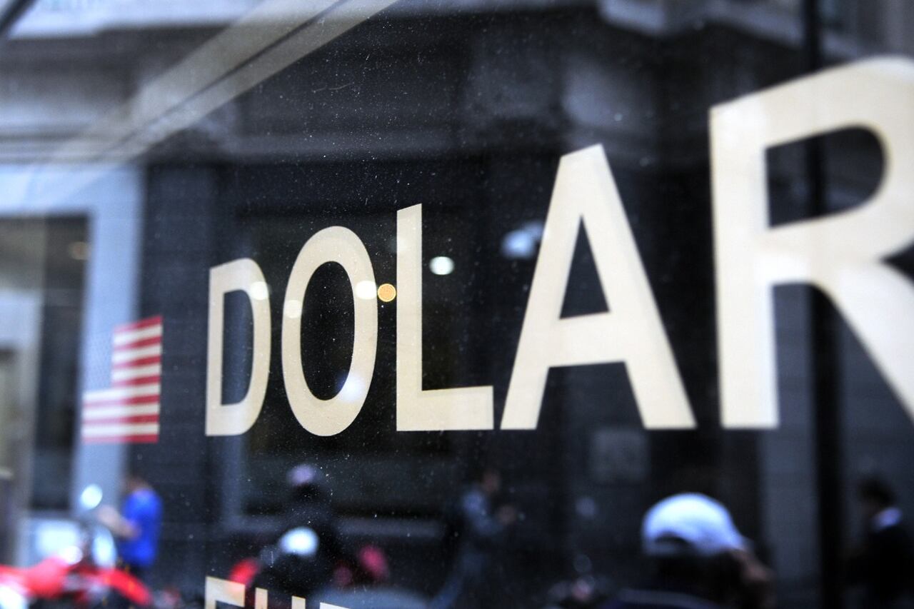 El blue bajó 2 pesos y cerró a 206 pesos.