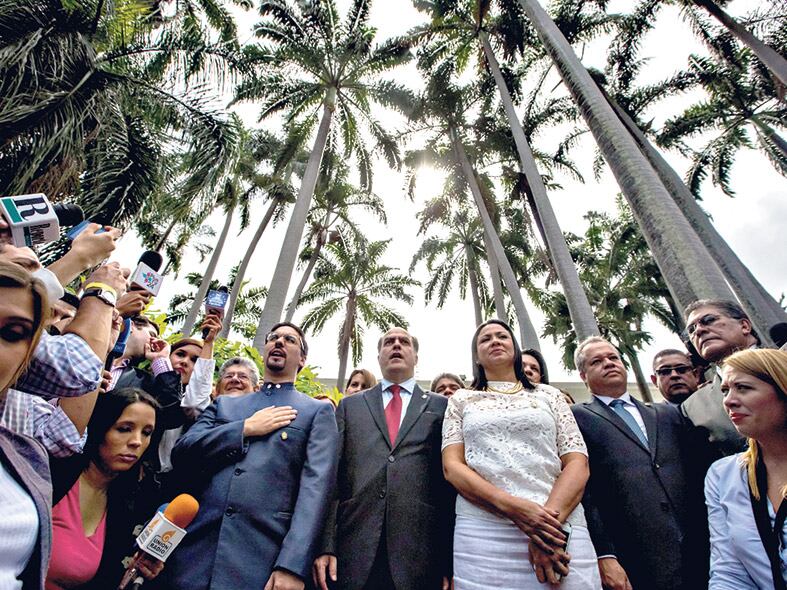 Julio Borges, rodeado de líderes opositores, después de pedir la cabeza de Maduro.
