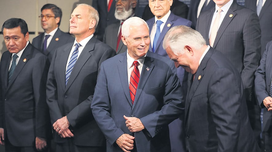 Pence (centro) habla con el secretario de Gobierno mexicano, Miguel A. Osorio Chong, durante la cumbre.