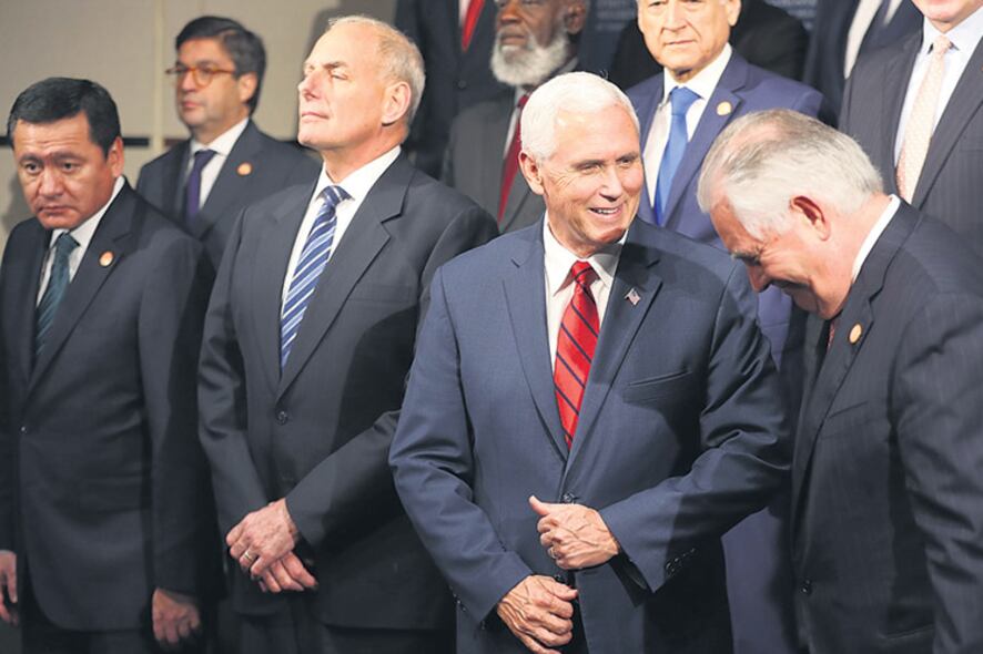 Pence (centro) habla con el secretario de Gobierno mexicano, Miguel A. Osorio Chong, durante la cumbre.