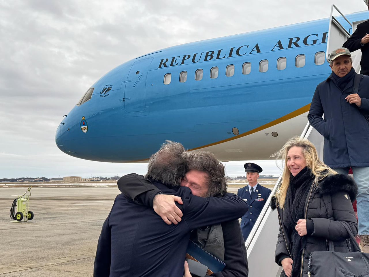 Milei, a su arribo a los Estados Unidos. Atrás, su hermana y Luis Caputo. 