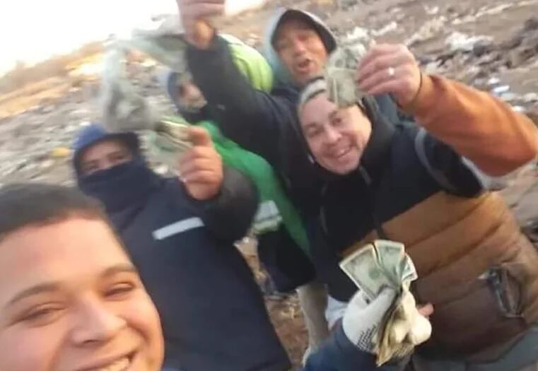 Empleados municipales encontraron 50.000 dólares en un basural de Santa Fe. 