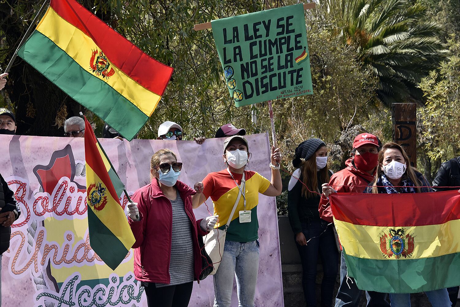 Manifestantes protestan en contra de la postergación en la sede del TSE en La Paz.