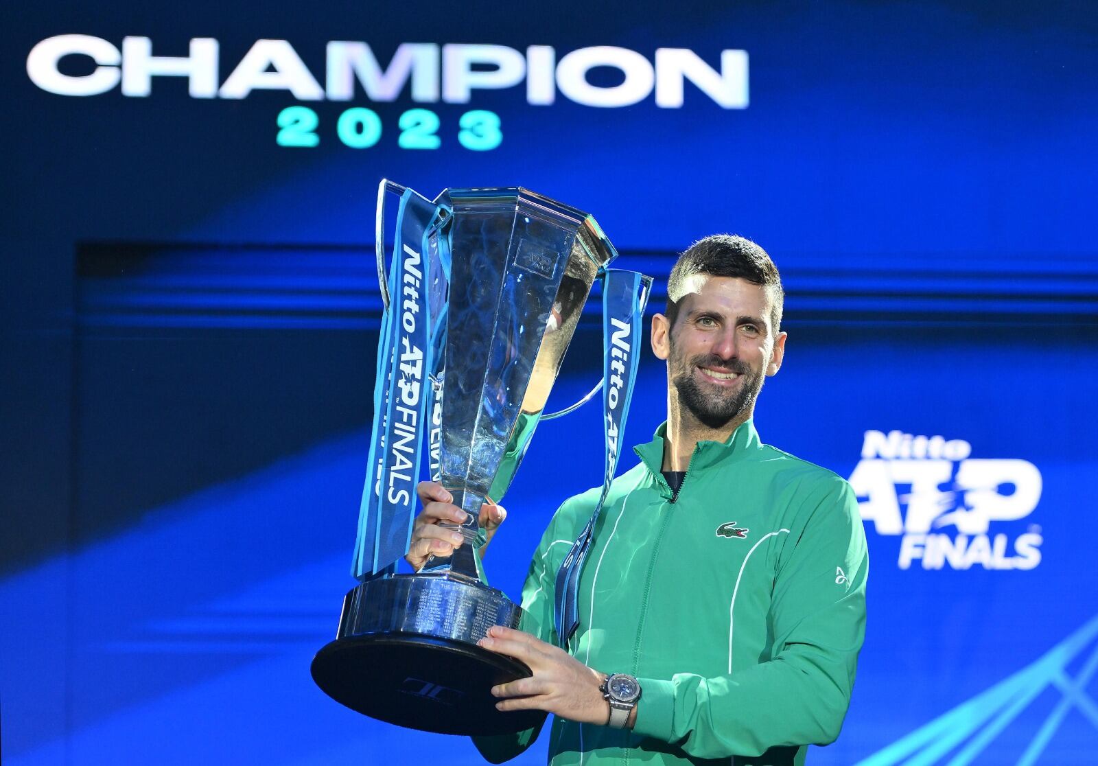 Djokovic levanta su séptimo titulo del torneo de maestros.