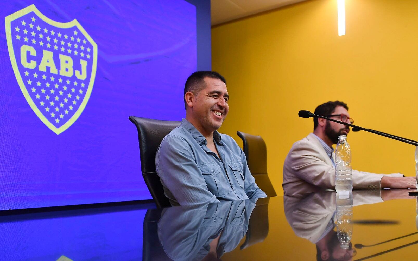 Juan Román Riquelme junto a Walter Krieger, representante de legales de Boca.