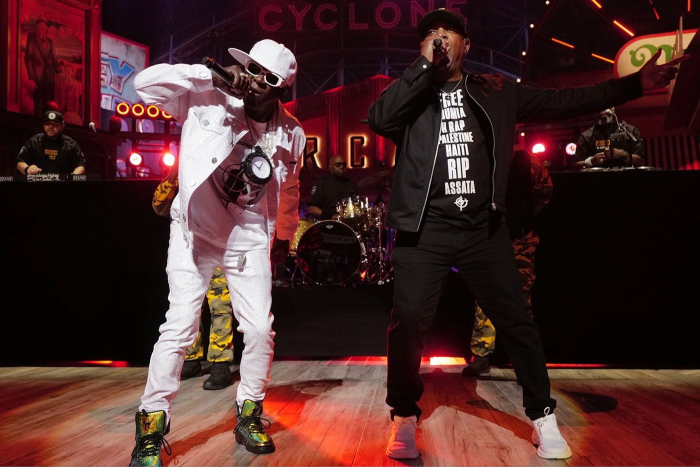 Public Enemy en su presentación en el Jimmy Kimmel Live!. Imagen: @MrChuckD