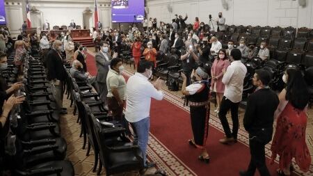 Constituyentes chilenos festejan la aprobación de artículos del borrador de la nueva Constitución.