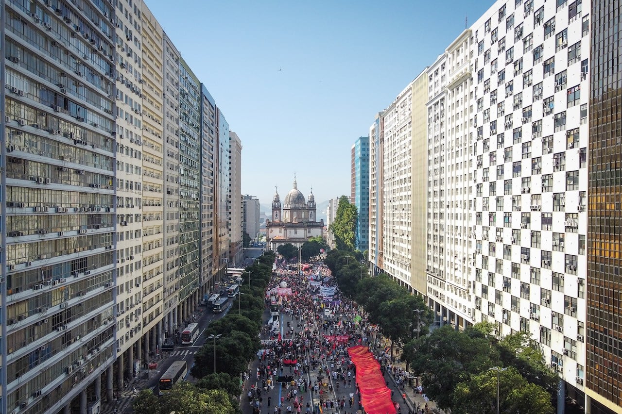 Manfestantes opositores al presidente de extrema derecha marchan en Río de Janeiro.