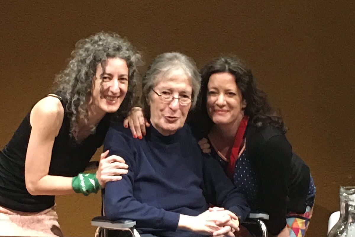 José Pablo Feinmann con sus hijas Virginia y Verónica.