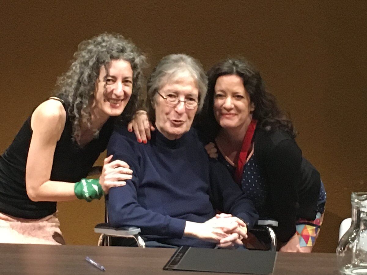 José Pablo Feinmann con sus hijas Virginia y Verónica.