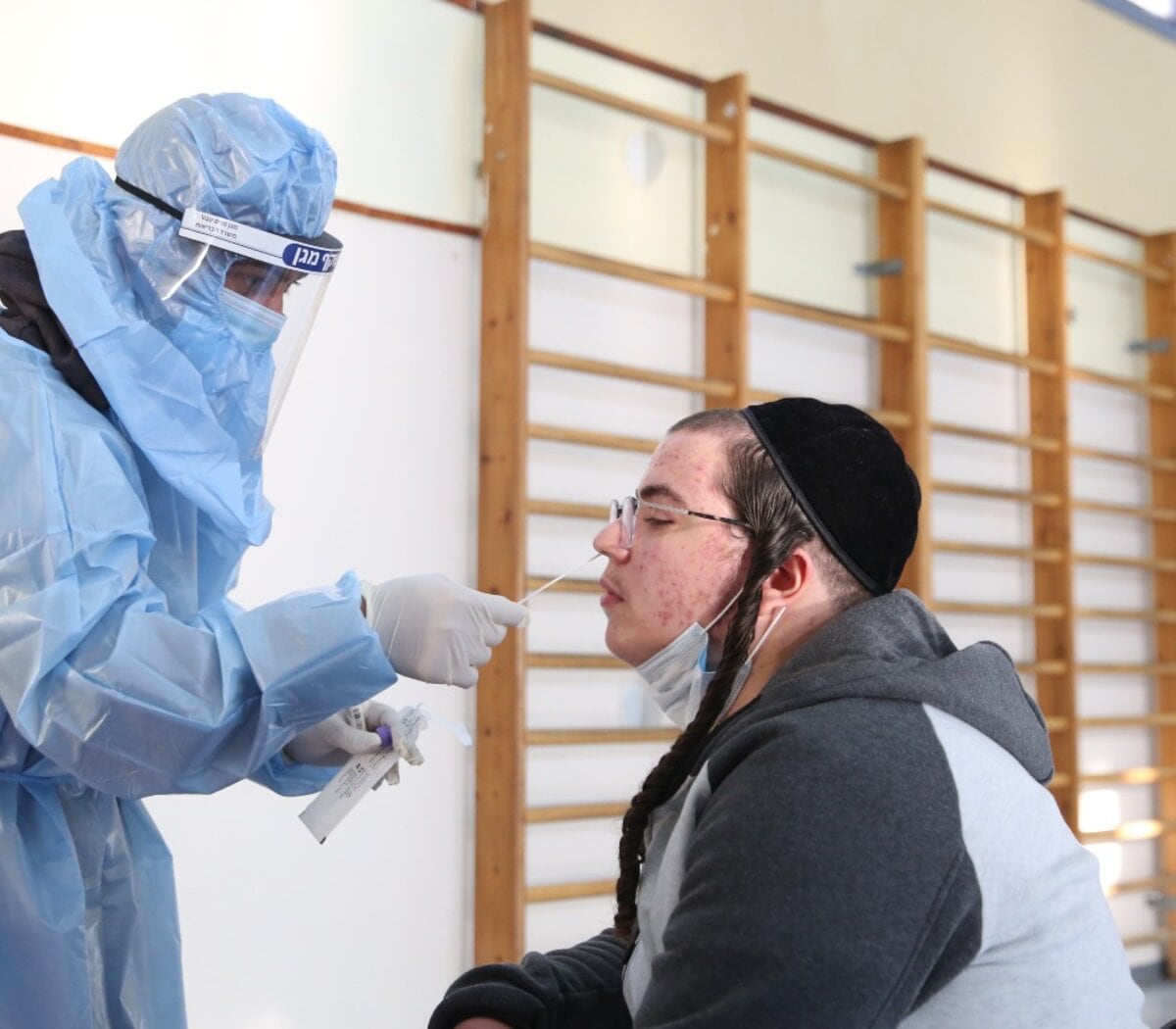 El primer ministro de Israel, Naftalí Bennett, informó este domingo que en Israel ya hay transmisión comunitaria de la "muy infecciosa" variante Ómicron.
