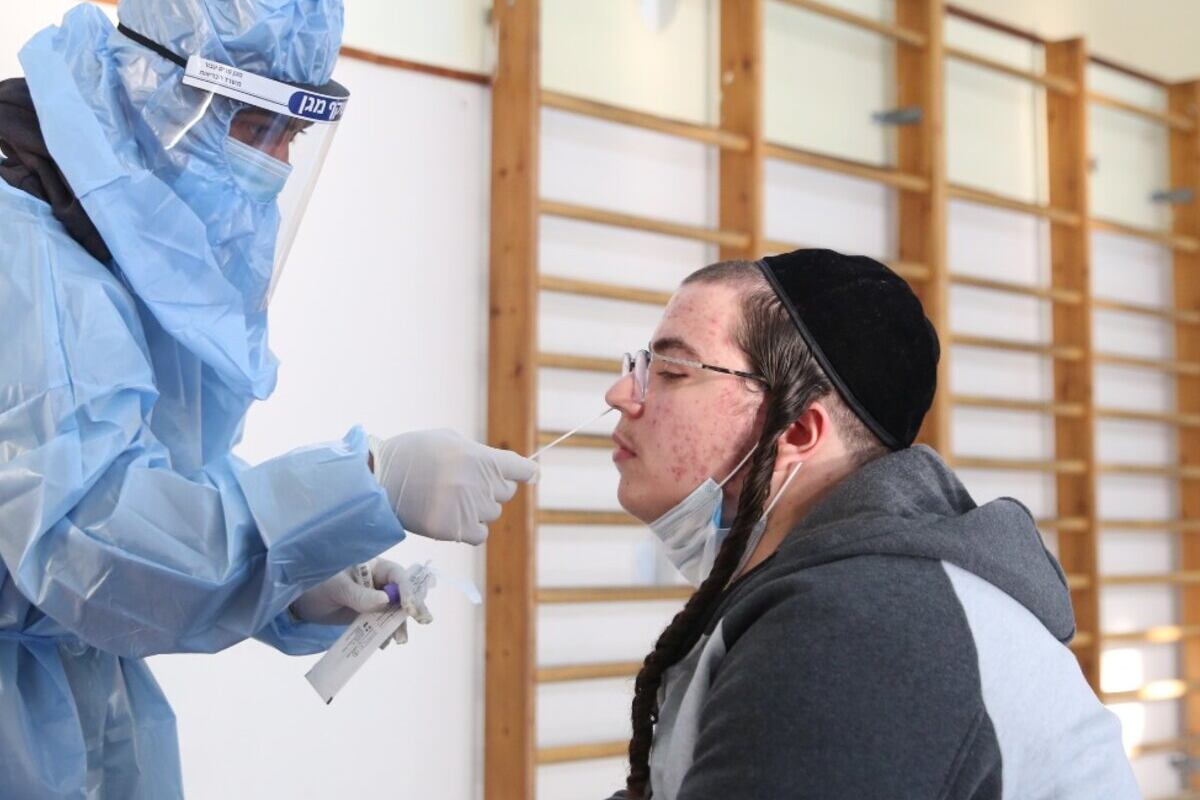 El primer ministro de Israel, Naftalí Bennett, informó este domingo que en Israel ya hay transmisión comunitaria de la "muy infecciosa" variante Ómicron.