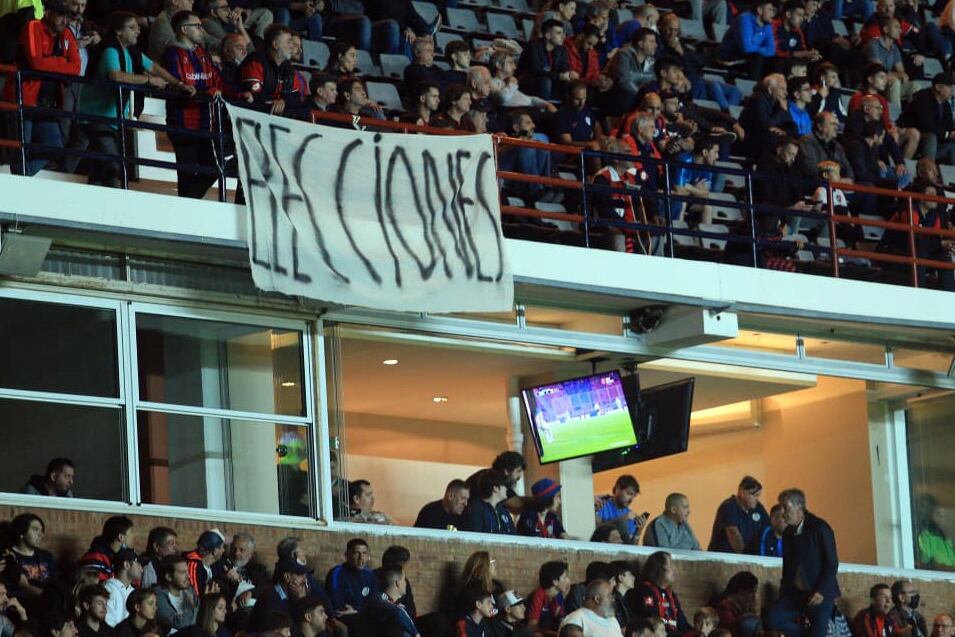 Uno de los tantos pedidos de elecciones que se ven fecha a fecha en cancha de San Lorenzo