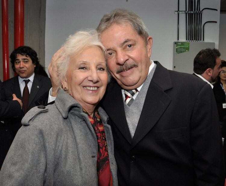 Estela de Carlotto, presidenta de Abuelas de Plaza de Mayo, junto a Lula.