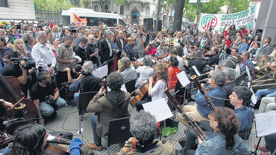 La Sinfónica Nacional frente a Diputados: la orquesta perdería el 88 por ciento de sus fondos en 2019.
