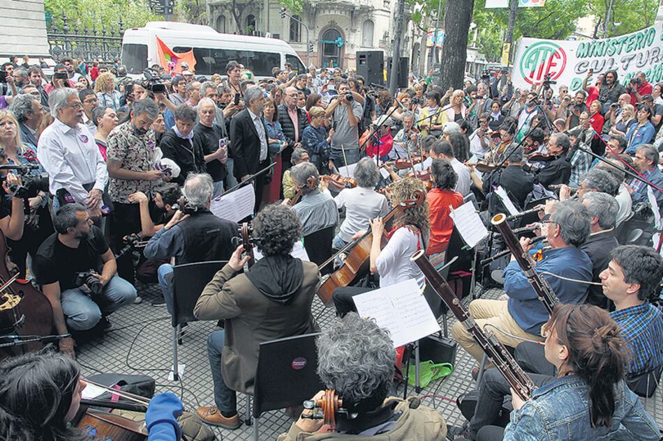 La Sinfónica Nacional frente a Diputados: la orquesta perdería el 88 por ciento de sus fondos en 2019.