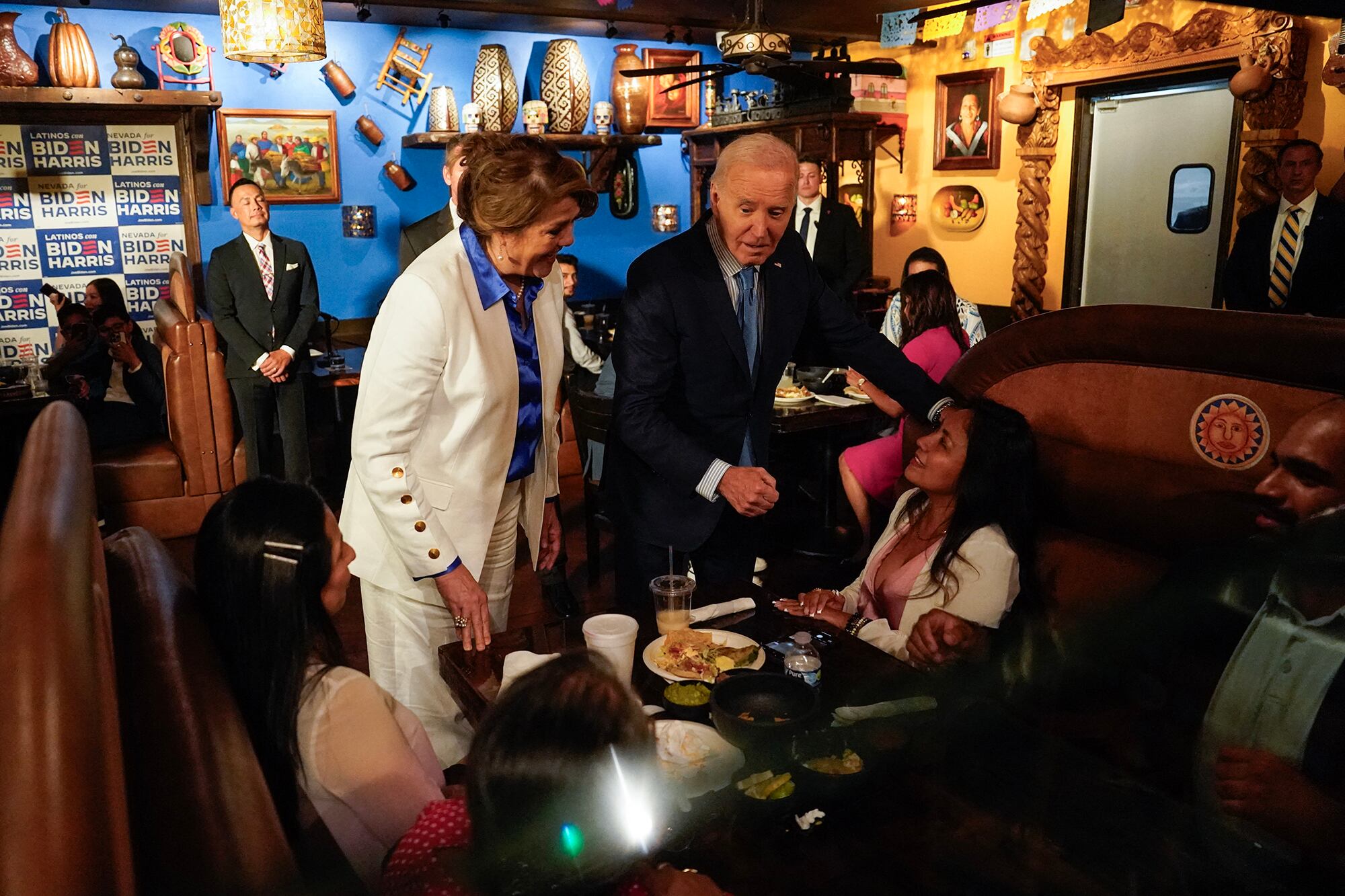 Biden saluda a una comensal en un restaurante mexicano de Las Vegas. 