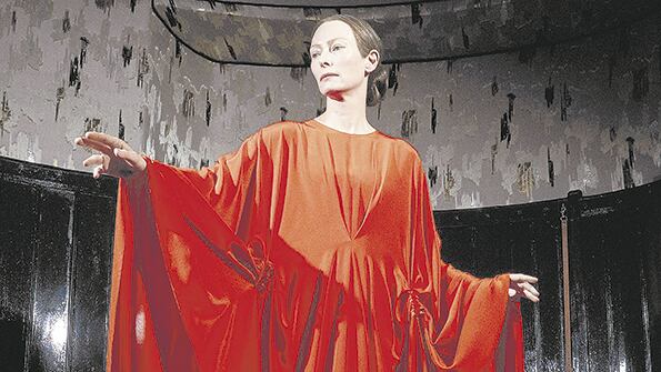 El del vestido de Tilda Swinton es uno de los pocos rojos que quedan de la película original.