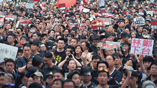 Cientos de miles de manifestantes cubrieron las calles del centro de Hong Kong para protestar en contra del gobierno.