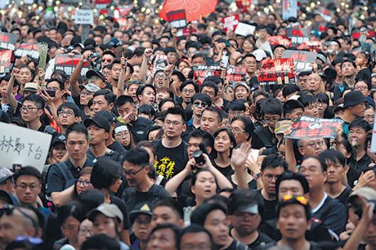 Cientos de miles de manifestantes cubrieron las calles del centro de Hong Kong para protestar en contra del gobierno.