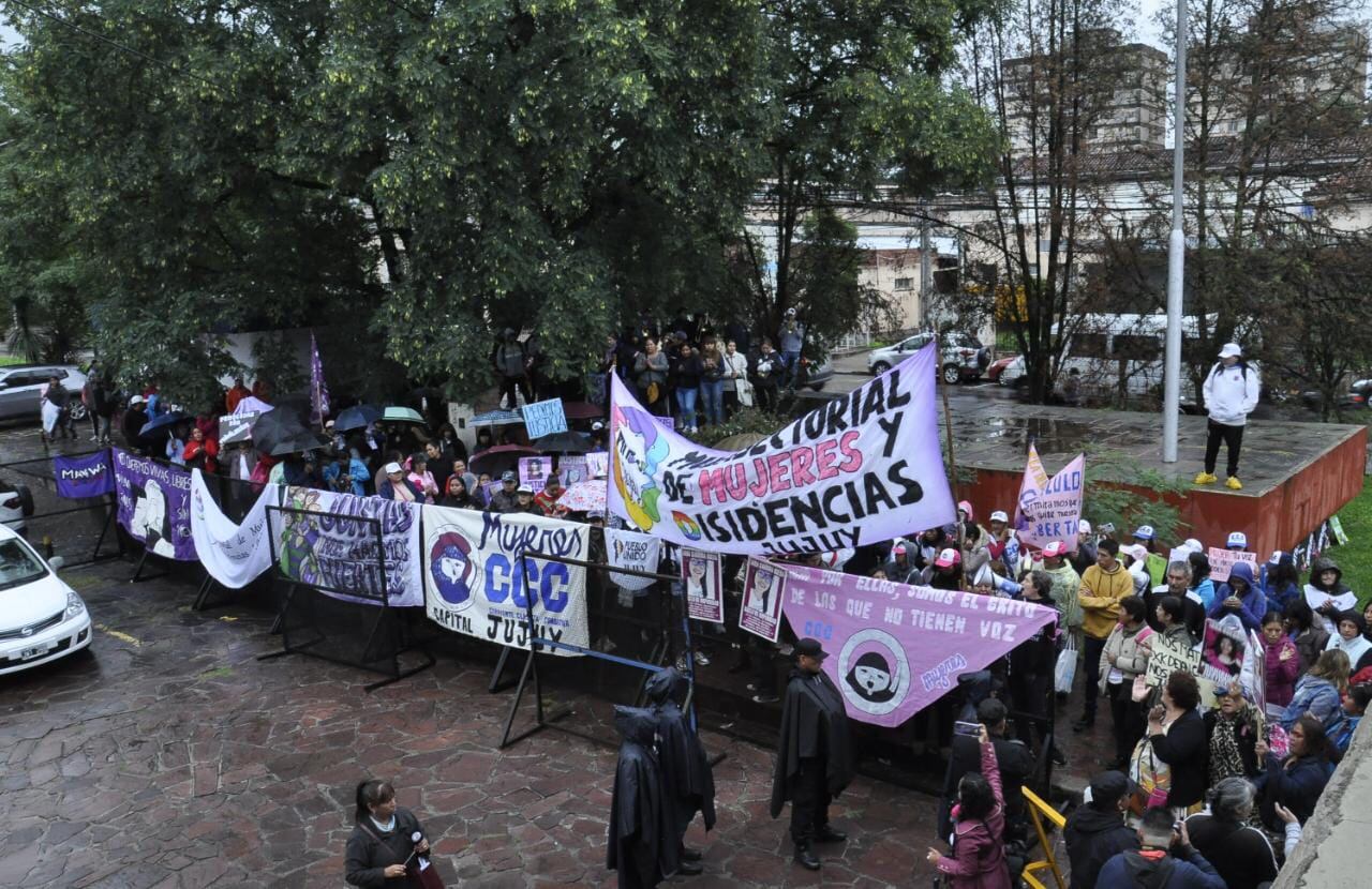 Vallas en el acceso al tribunal. 
