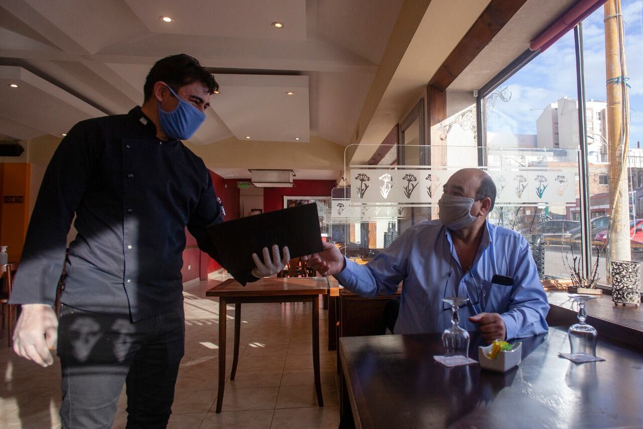 CABA estudia la reapertura de restaurantes y peluquerías.