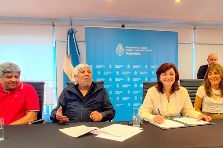 Pablo Moyano, Hugo Moyano y la ministra de Trabajo, Kelly Olmos, durante la firma de la paritaria de Camioneros.