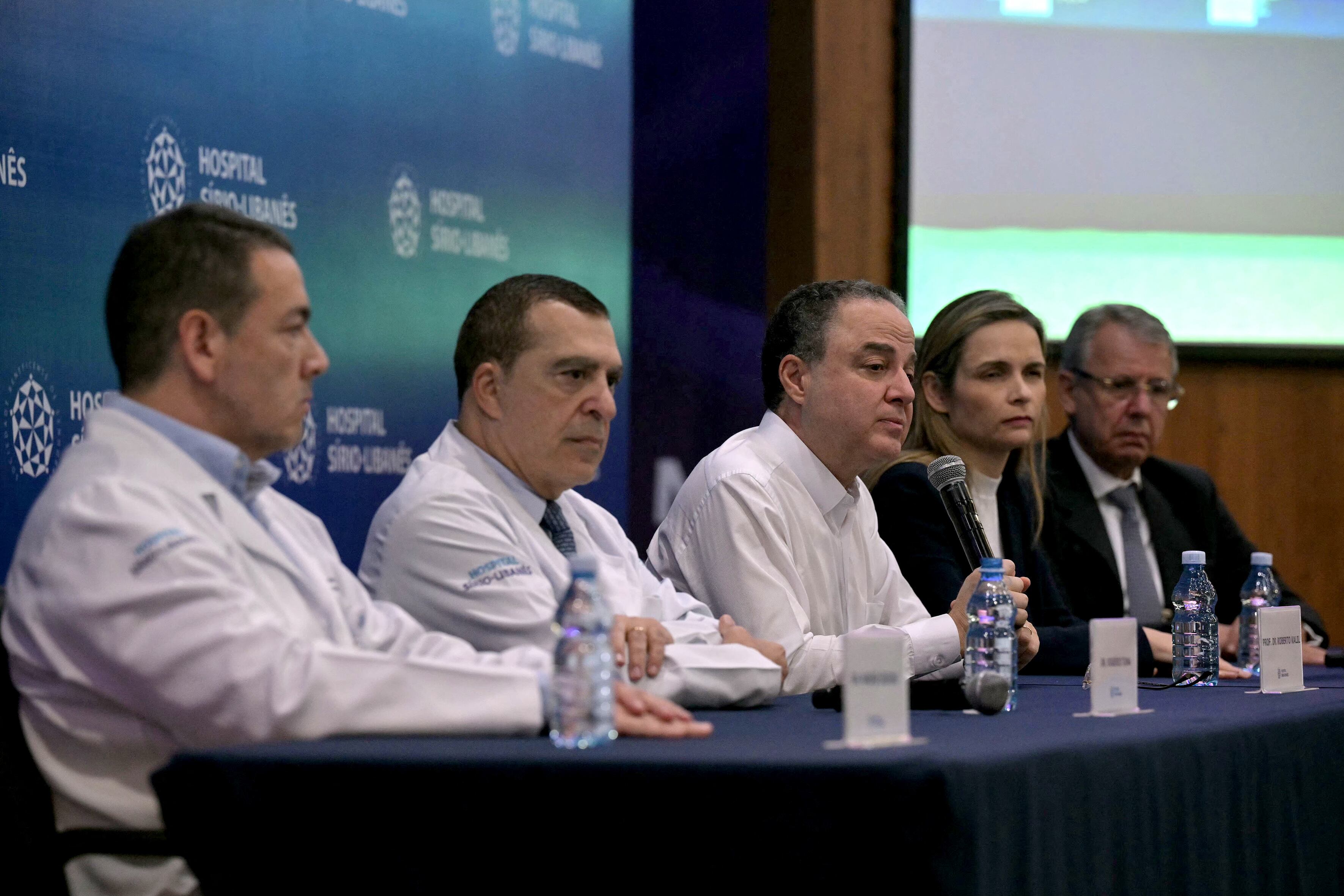 Conferencia de prensa de los médicos de Lula después de la cirugía.
