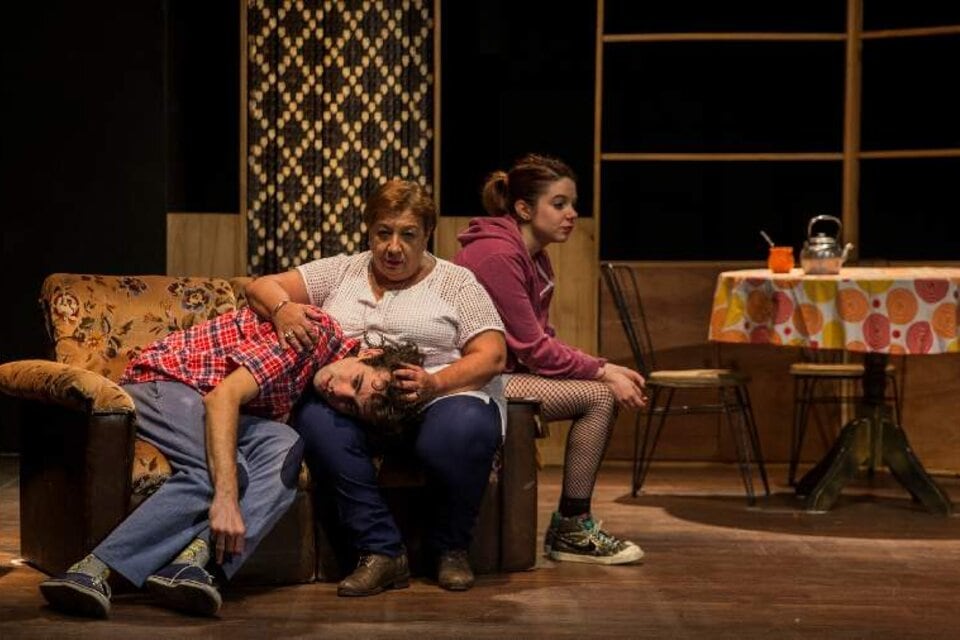 Como si pasara un tren, de Lorena Romanin, es la obra que inaugura el ciclo.