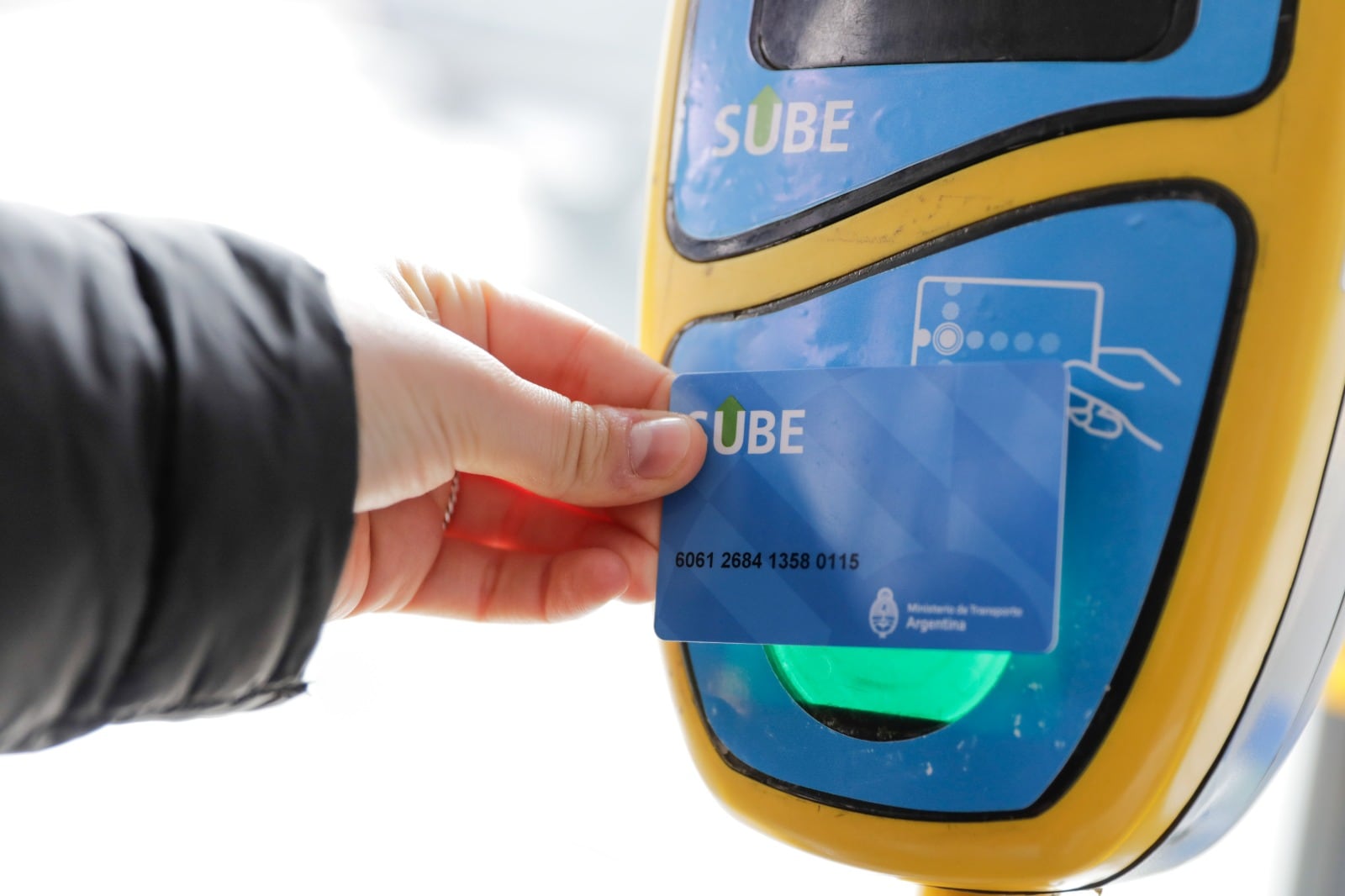 La SUBE convivirá con otros medios de pago, aseguró Adorni.