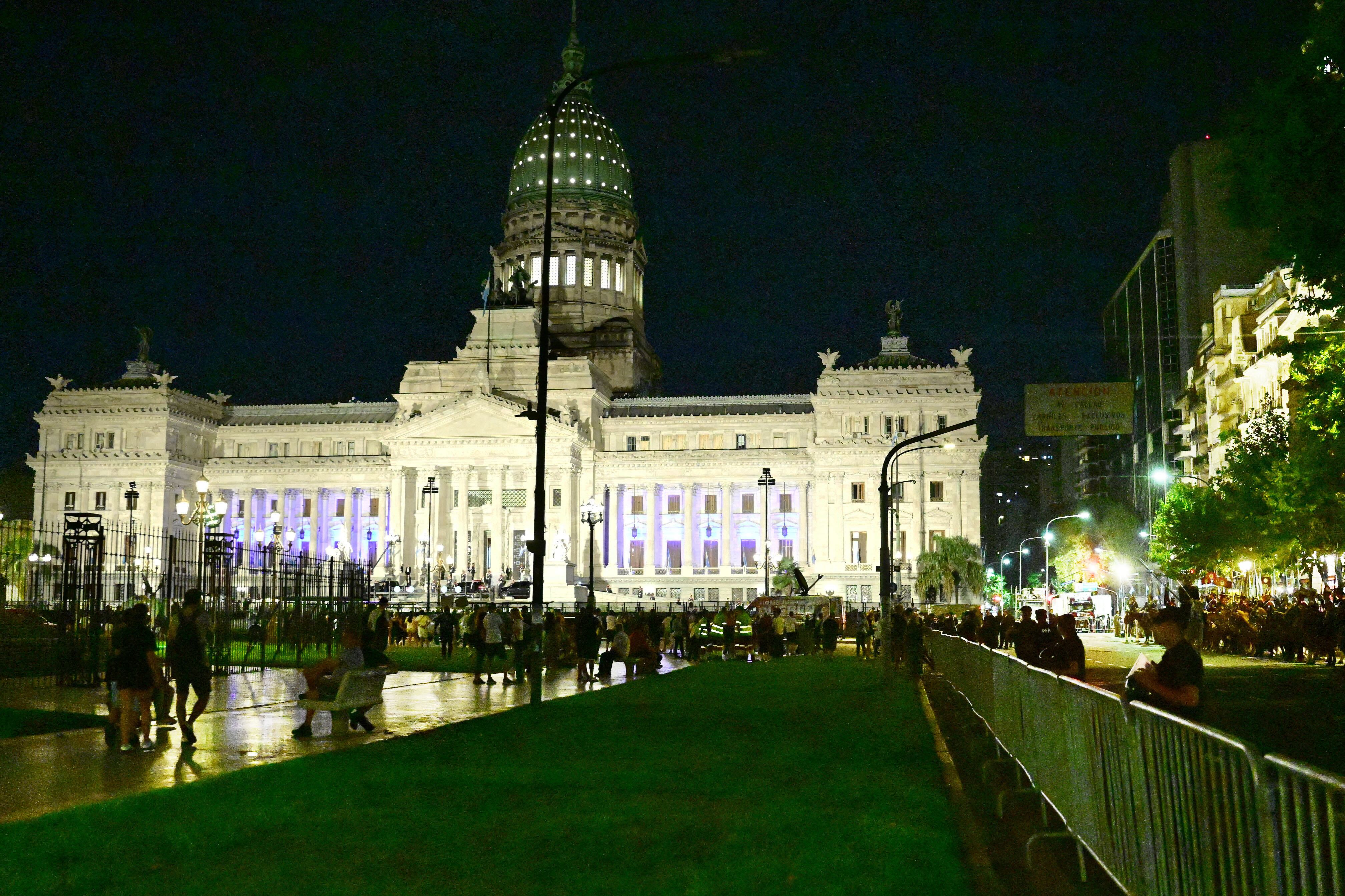Más polícias que militantes en la plaza del Congreso.