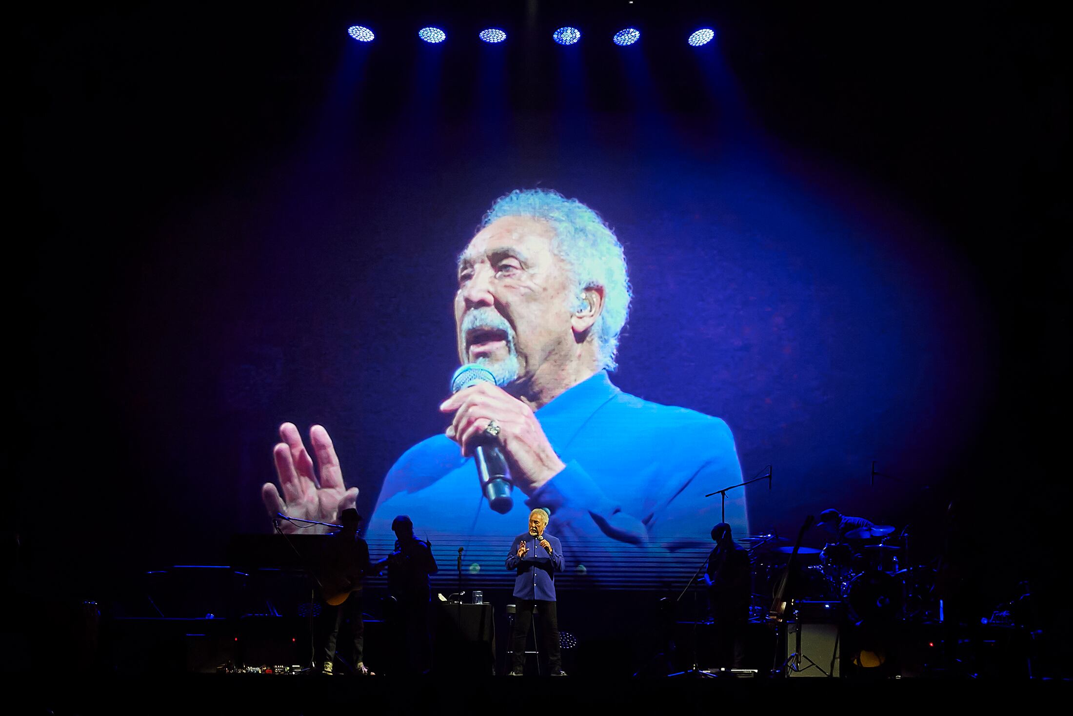 Tom Jones, seis décadas ininterrumpidas de trayectoria musical.