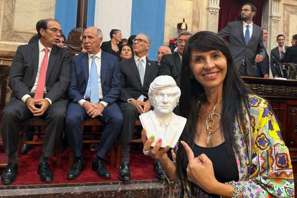 Lorena Villaverde, diputada nacional y presidenta de La Libertad Avanza en Río Negro, afronta un nuevo frente judicial por un loteo en Las Grutas.