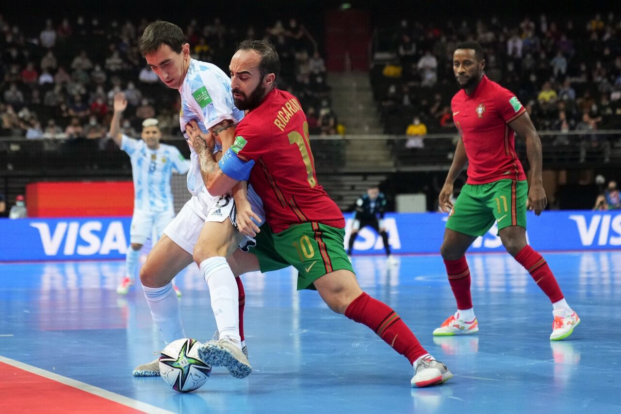 Ricardinho, elegido como Balón de Oro, empuja a Basile contra la línea