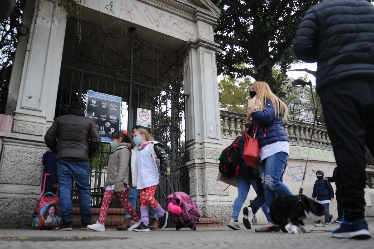 Con el rechazo de los gremios docentes, el Gobierno porteño comenzó las clases presenciales sin distanciamiento de 290 mil alumnos de nivel primario.