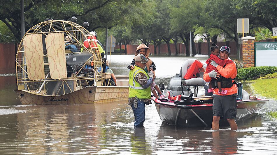 Las tareas de evacuación continúan en Houston, complicadas por las constantes lluvias y el desborde de diques.
