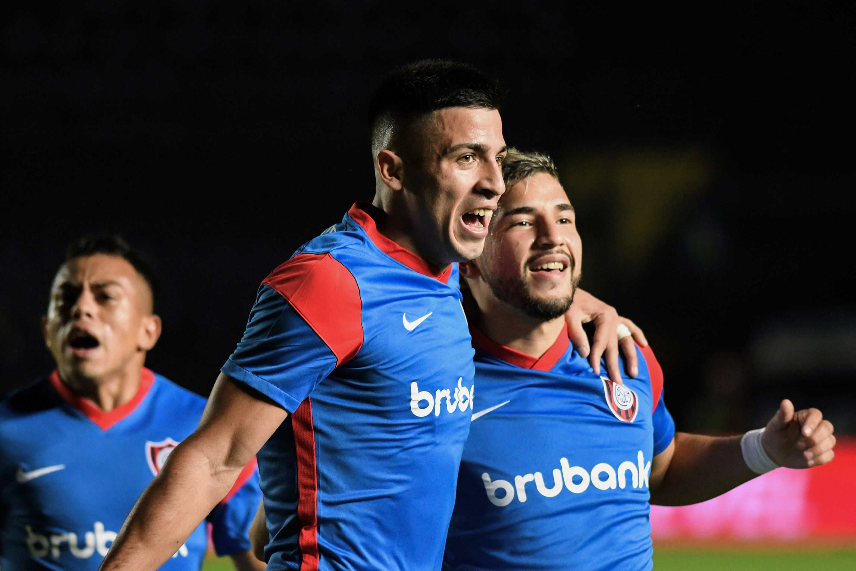 Alexis Cuello abraza al goleador de la noche: Iván Leguizamón.